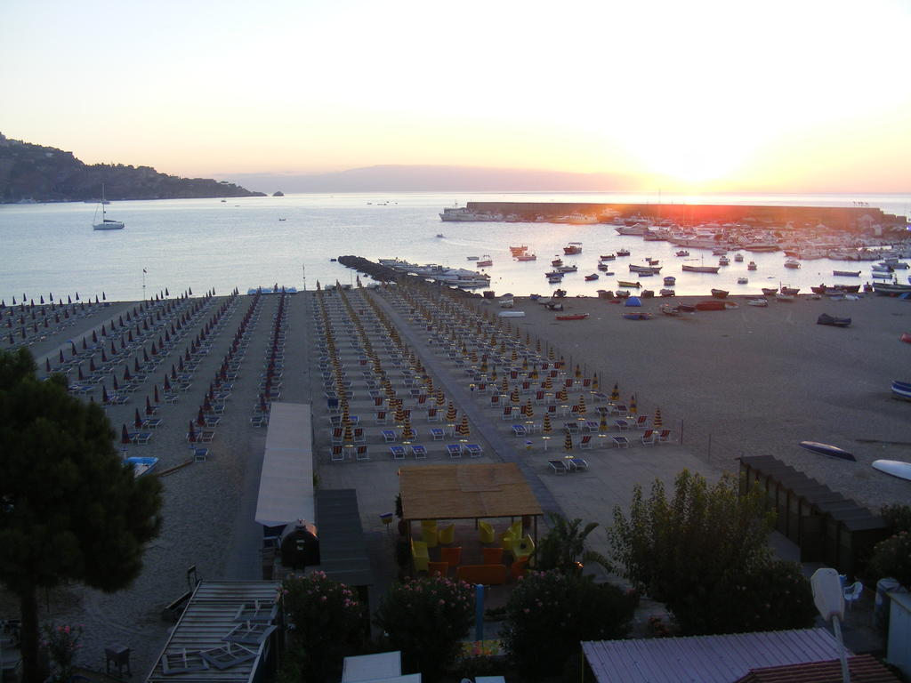 Hotel Sabbie D'Oro จีอาร์ดีนี นักซอส ภายนอก รูปภาพ
